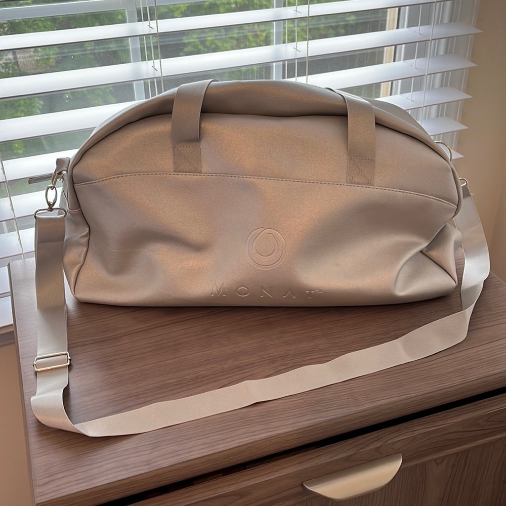 Monat Travel Bag